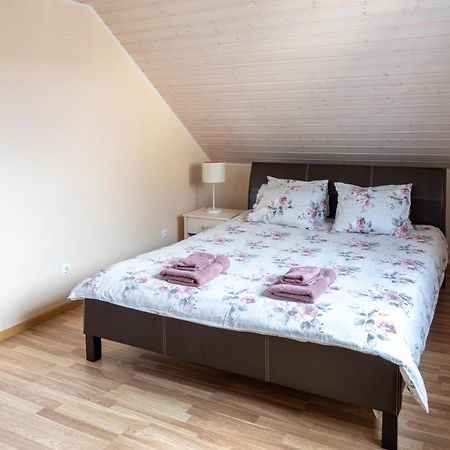 Cosy Family Guesthouse With Sauna And Garden Kuressaare Extérieur photo