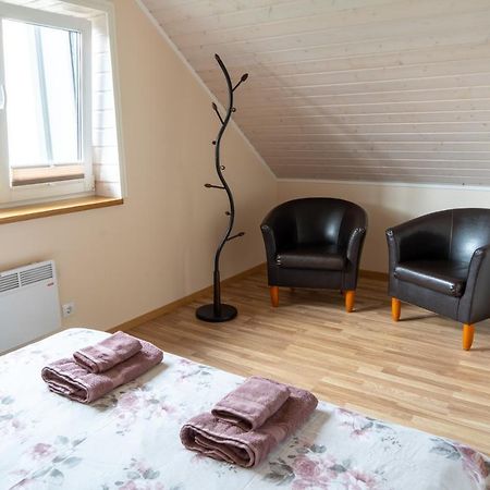 Cosy Family Guesthouse With Sauna And Garden Kuressaare Extérieur photo