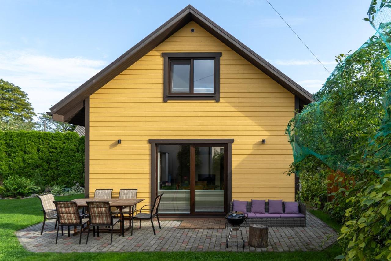 Cosy Family Guesthouse With Sauna And Garden Kuressaare Extérieur photo