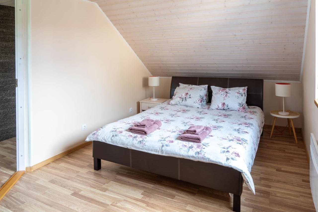 Cosy Family Guesthouse With Sauna And Garden Kuressaare Extérieur photo